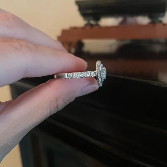 Elegant Silver Teardrop Ring - Picture 2 of 5